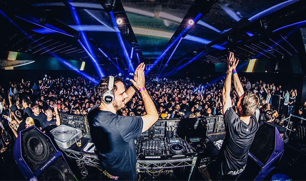 Win an upload on Lucas & Steve YouTube + Soundcloud channel and W&W x V-Moda headpones!