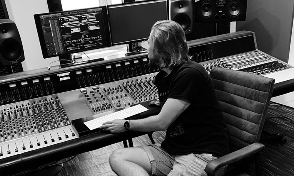 A 60 minute production advice call with Wave Wave and an upload to Mentalo Music's SoundCloud channel